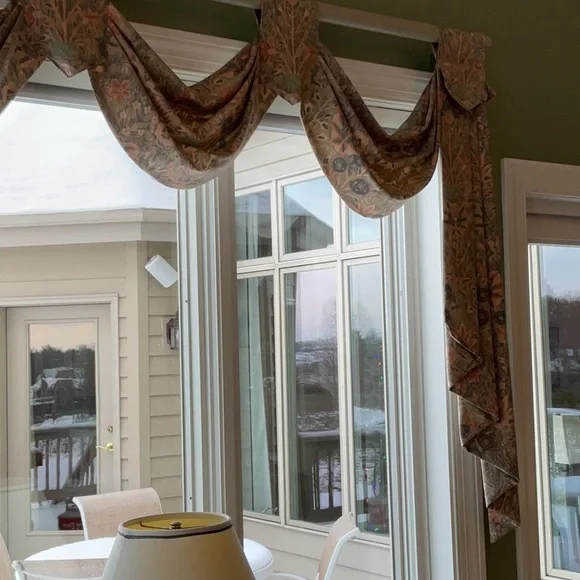 Custom Draperies Swags and Jabots - Picture 4 of 11